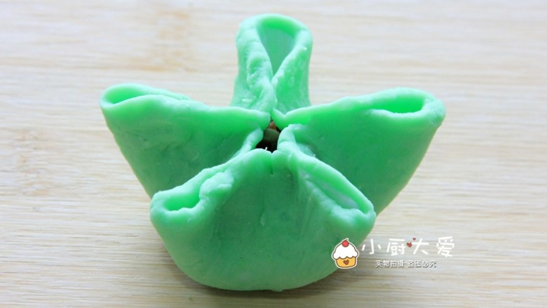 过年菜---福瑞白菜,用手按紧,把面皮捏成一个五角星的样子