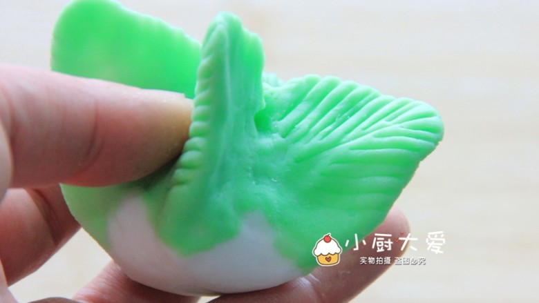 过年菜---福瑞白菜,用小刀的刀背,在叶子上压出白菜叶的纹路
