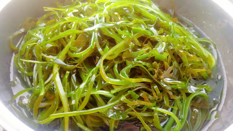 凉拌海带丝,<a style='color:red;display:inline-block;' href='/shicai/ 4872'>海带丝</a>用清水洗一遍