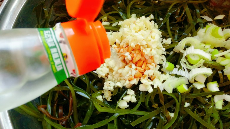 凉拌海带丝,一大勺<a style='color:red;display:inline-block;' href='/shicai/ 715'>白醋</a>