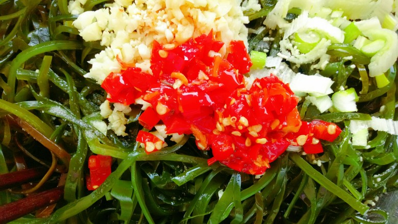 凉拌海带丝,再来一勺<a style='color:red;display:inline-block;' href='/shicai/ 803'>剁椒</a>（辣椒油也可以）