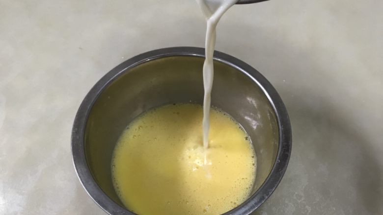 焦糖布丁,温牛奶加入鸡蛋液里,一边搅拌一边倒。