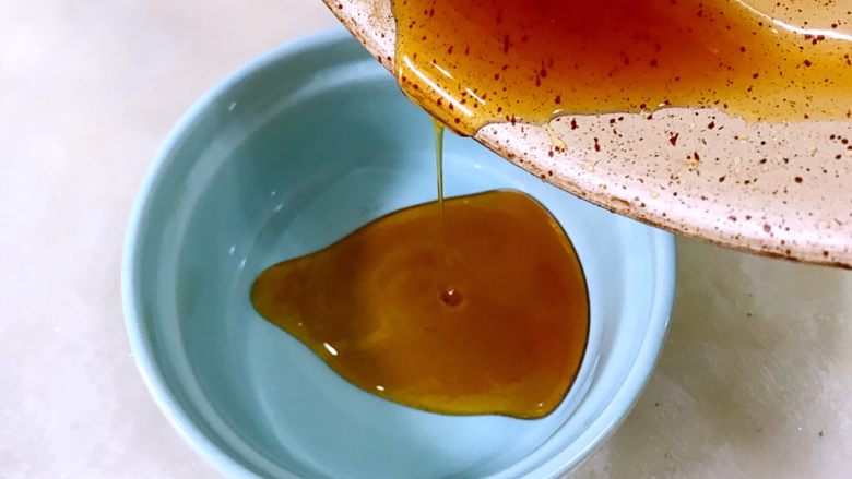 焦糖布丁,等焦糖的气泡消失,就可以倒入容器。
