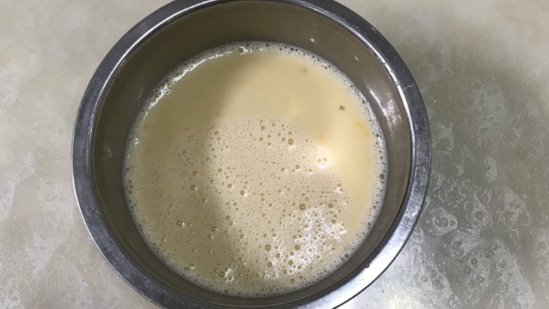 焦糖布丁,混合好的布丁液有气泡,正常现象。