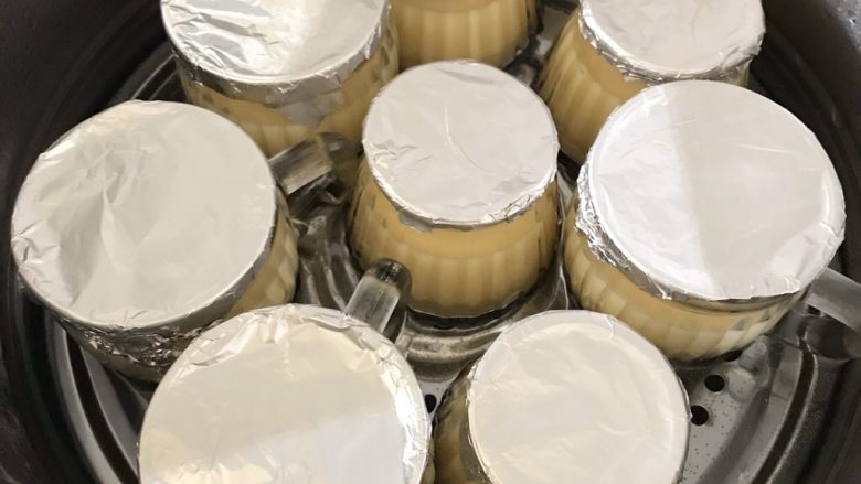焦糖布丁,锅子里的水,要没过瓶身1/3,中小火加热,18分钟左右即可。