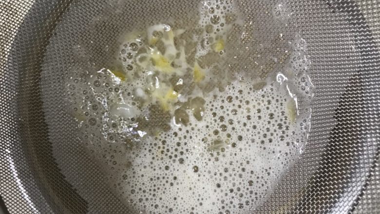 焦糖布丁,滤出蛋筋和气泡,过滤2-3次。