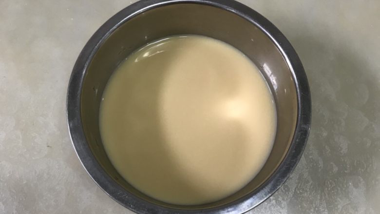 焦糖布丁,完成后的布丁液,放在一边备用。