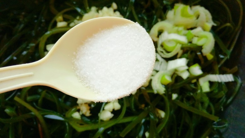 凉拌海带丝,放入少许的食盐