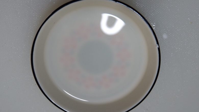 韭菜嫩炒蛋,加入20ml水,调成淀粉液