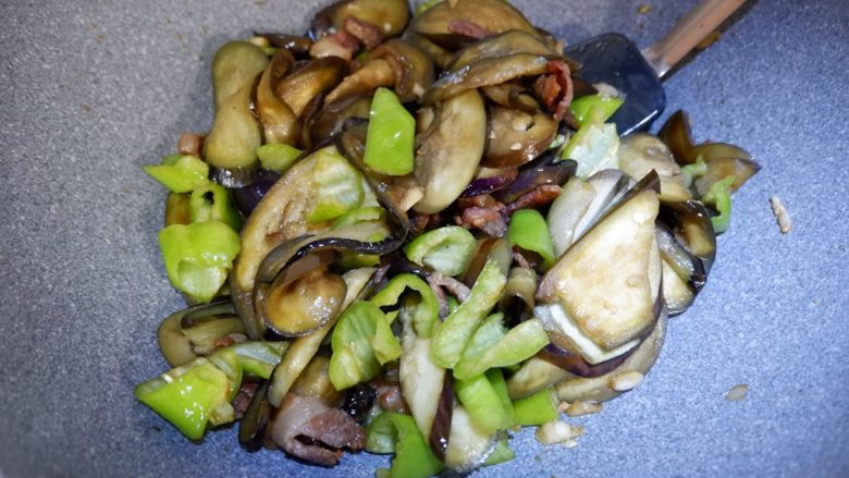 家庭版五花肉闷茄子(无水版),翻炒均匀。