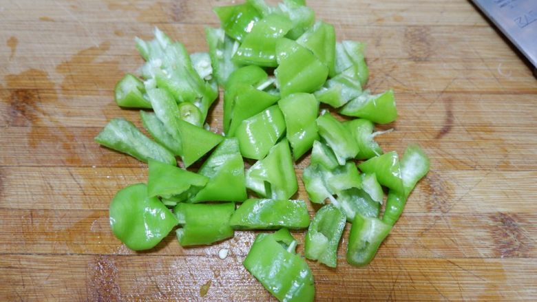家庭版五花肉闷茄子(无水版),切成滚刀块。