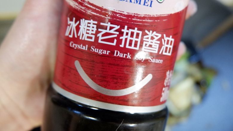 家庭版五花肉闷茄子(无水版),加入少许老抽。