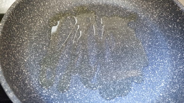 家庭版五花肉闷茄子(无水版),锅中热油。