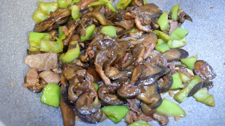 家庭版五花肉闷茄子(无水版),翻炒至软烂即可。