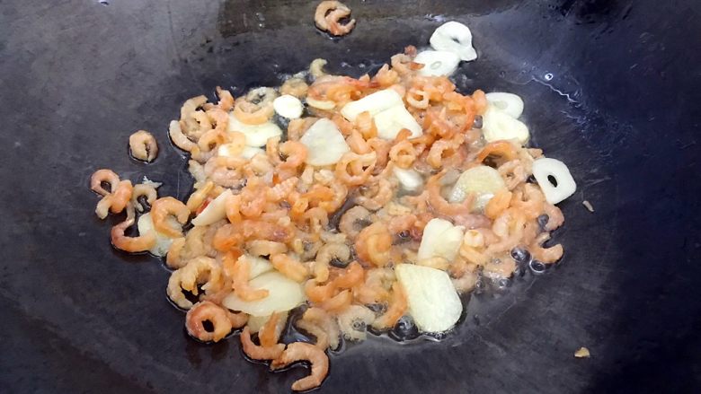 年夜饭の金银满屋～金银蛋上汤海米大白菜,煸炒至海米变色