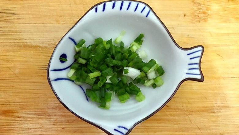 年夜饭の金银满屋~金银蛋上汤海米大白菜,<a style='color:red;display:inline-block;' href='/shicai/ 157'>小葱</a>洗净,如图所示,切圈,备用