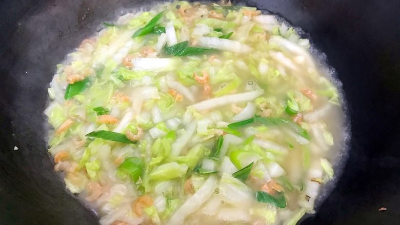 年夜饭の金银满屋~金银蛋上汤海米大白菜,水以刚刚没过食材为佳,如果倒进去的水不够,可酌情增加一些热开水,但是不要太多,否则就变成汤了