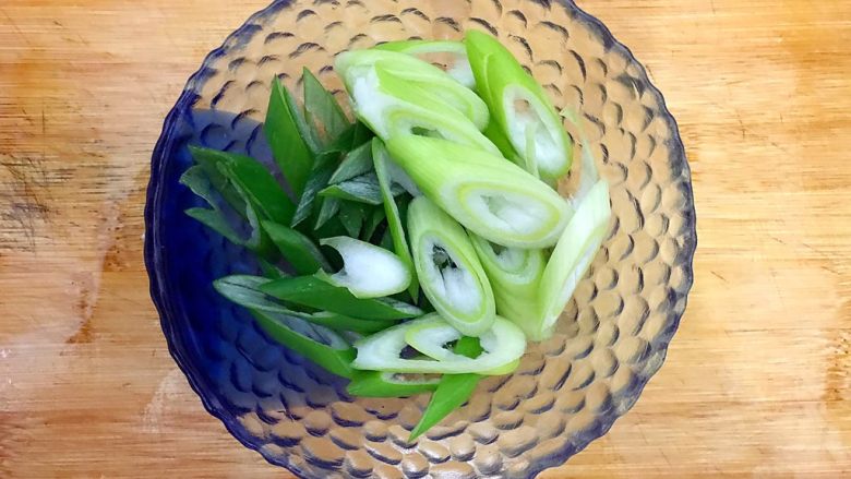 年夜饭の金银满屋～金银蛋上汤海米大白菜,全部切好，控干水分，备用