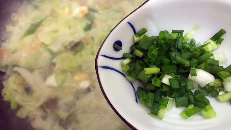 年夜饭の金银满屋～金银蛋上汤海米大白菜,加入小葱，搅拌均匀，即可