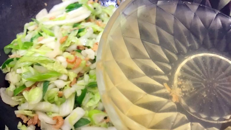 年夜饭の金银满屋~金银蛋上汤海米大白菜,倒入之前浸泡海米的水