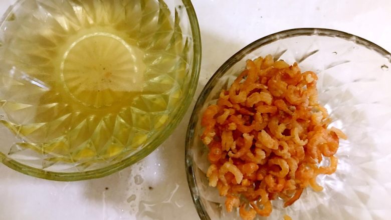 年夜饭の金银满屋~金银蛋上汤海米大白菜,这时候金钩海米也浸泡好了,捞出,控干水分,备用,水不要倒掉,等下要用的