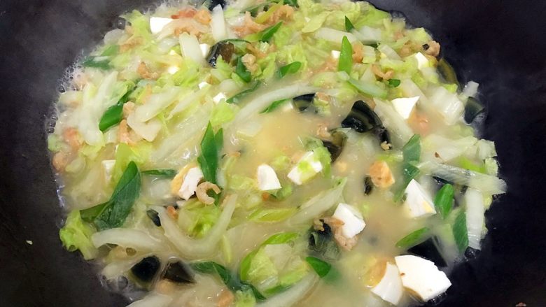 年夜饭の金银满屋~金银蛋上汤海米大白菜,搅拌一下,继续煮1.2分钟