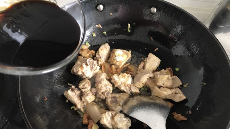 三杯鸡拌饭,放入【三杯鸡】的第一杯：生抽。给鸡块上色并且调味。