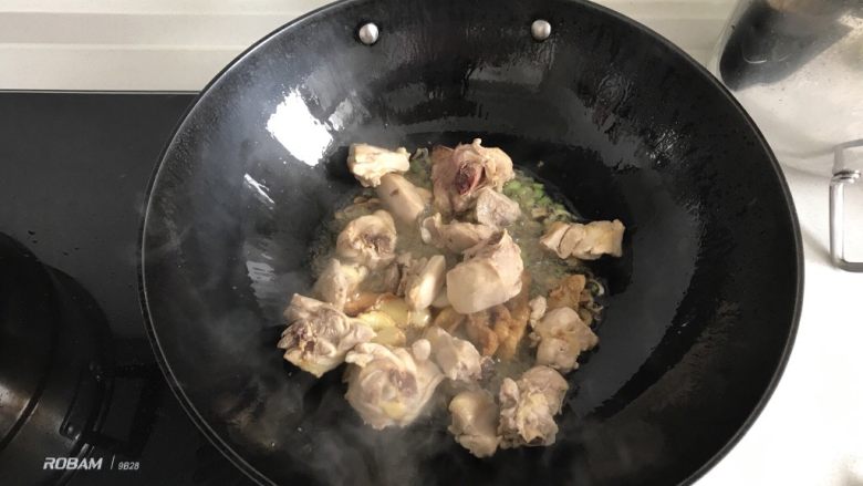 三杯鸡拌饭,加入鸡块炒，炒出鸡肉香味。
