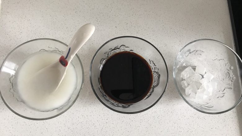 三杯鸡拌饭,这里分别是【三杯鸡】这道菜里面需要的三杯：<a style='color:red;display:inline-block;' href='/shicai/ 4367'>米酒</a>、<a style='color:red;display:inline-block;' href='/shicai/ 788'>生抽</a>、<a style='color:red;display:inline-block;' href='/shicai/ 866'>冰糖</a>。