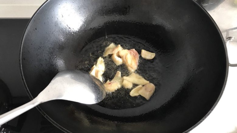 三杯鸡拌饭,油热后先把鸡皮下锅炒香，鸡皮炒的油做菜比较香。