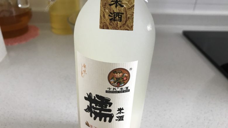 三杯鸡拌饭,米酒就是糯米酒，是一种甜酒，用来做菜很好吃。