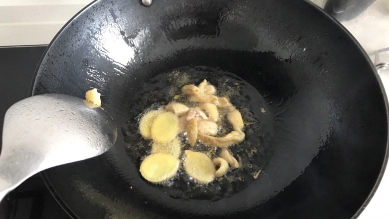 三杯鸡拌饭,放入姜片煸炒出香味，姜片微微变黄的时候进行下一步。