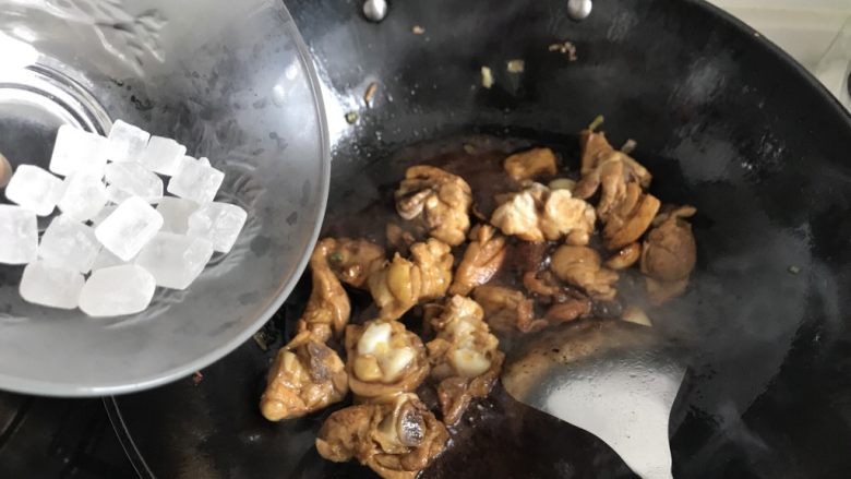 三杯鸡拌饭,加入【三杯鸡】的第二杯：冰糖。冰糖不会很甜蜜，而白砂糖太过甜腻。