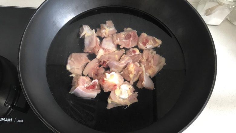 三杯鸡拌饭,把<a style='color:red;display:inline-block;' href='/shicai/ 92'>鸡腿</a>剁成块，鸡皮撕下来放一边一会用来炸锅，鸡肉块冷水下锅焯一下水捞出来控干水份备用。