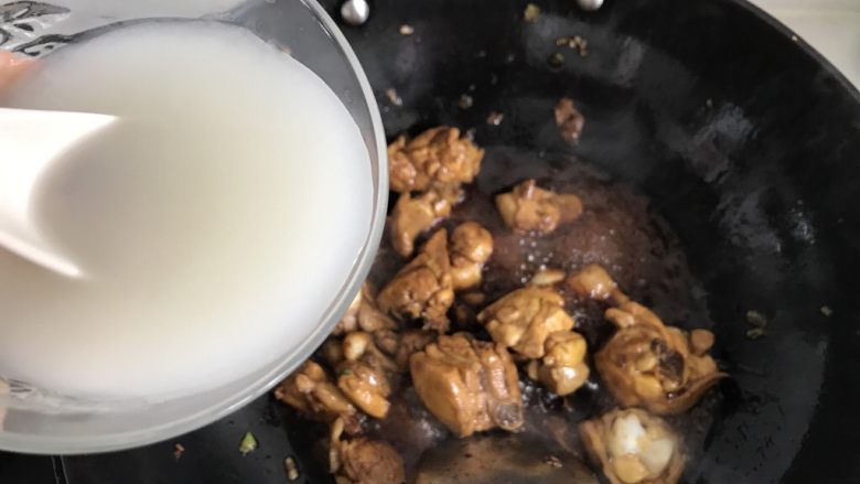 三杯鸡拌饭,加入【三杯鸡】的第三杯：米酒。米酒是一种甜酒，做鸡肉块味道非常不错，实在没有就用料酒或者红酒代替也行，可能口感还是不如米酒好。