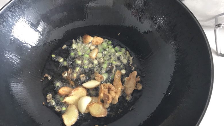 三杯鸡拌饭,加入葱花或者葱段都可以翻炒均匀。