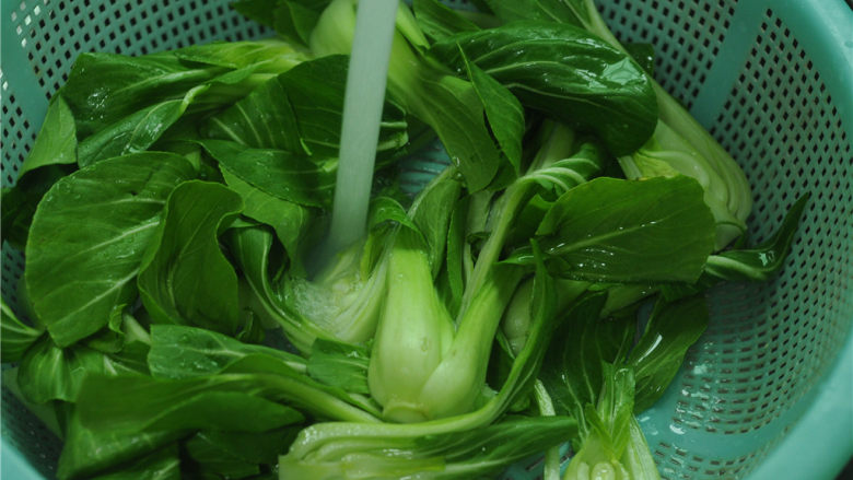 牛肉烧油菜,叶片中间也会有残留的灰尘,切开后用水冲洗下