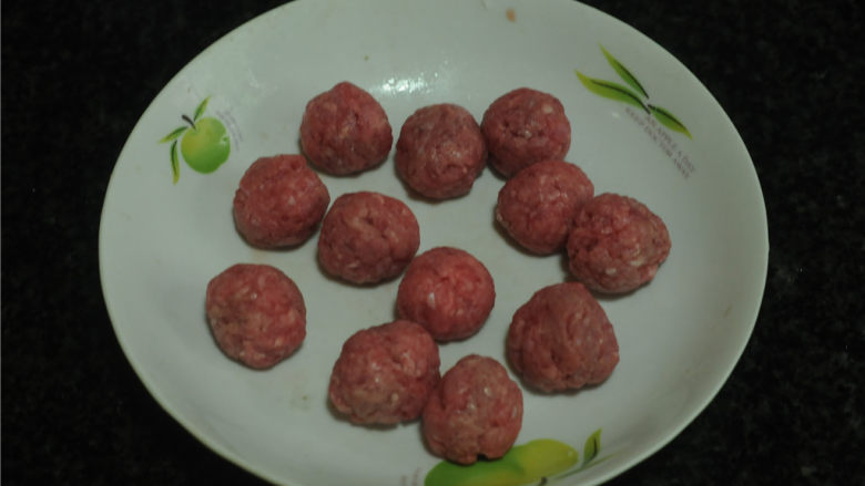 牛肉烧油菜,不用搅散,直接用手捏成丸子,非常方便