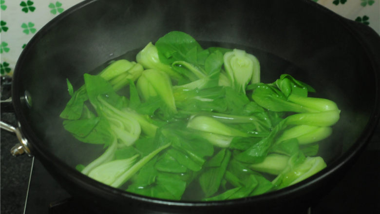 牛肉烧油菜,烧开一锅水,将青菜放进去汆烫好,<a style='color:red;display:inline-block;' href='/shicai/ 3340'>上海青</a>的片比较厚,汆烫的时候先将白色片放进去稍微烫一下,然后再整个叶片放进去