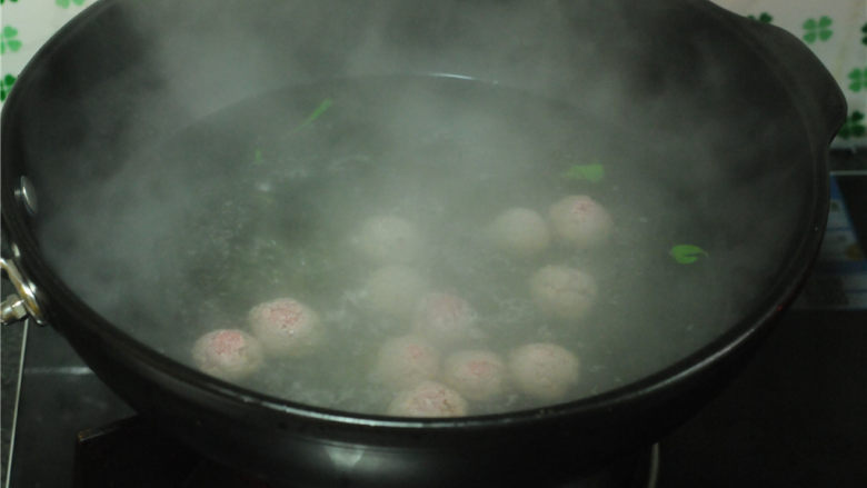 牛肉烧油菜,烫上海青的水不要倒掉,将牛肉丸也汆烫好