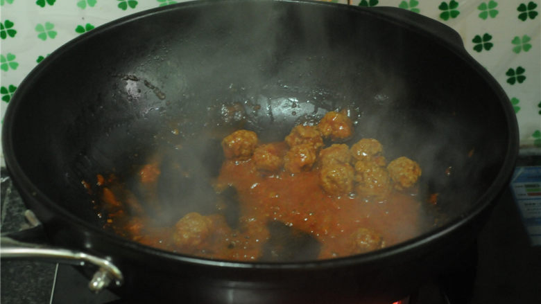 牛肉烧油菜,轻轻翻炒,至丸子均匀裹上酱汁,关火备用