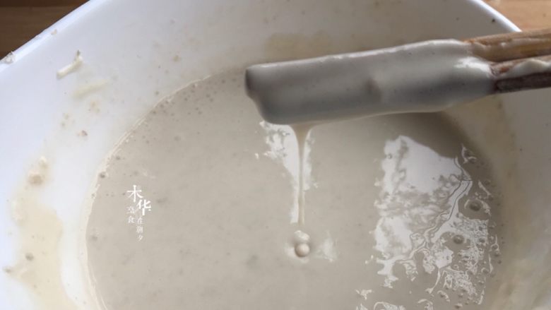 糖醋里脊,把炸浆调成图片滴落的状态。呈一条线这样。