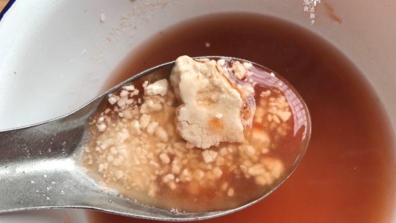 糖醋里脊,水半碗,淀粉小半勺。一起搅拌均匀备用。