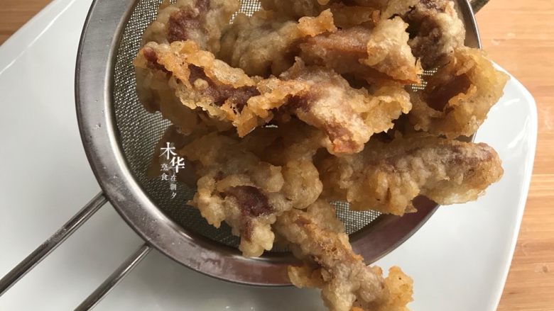 糖醋里脊,炸好了捞出沥油备用。等到冷却后,还需复炸一次。第一次是炸熟,第二次是炸脆。