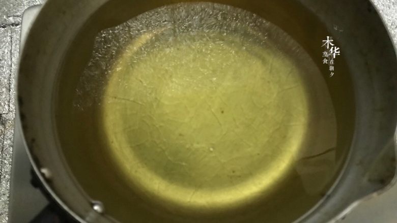 糖醋里脊,奶锅倒油,中火加热,用小锅省油,又比较深,炸东西好炸。