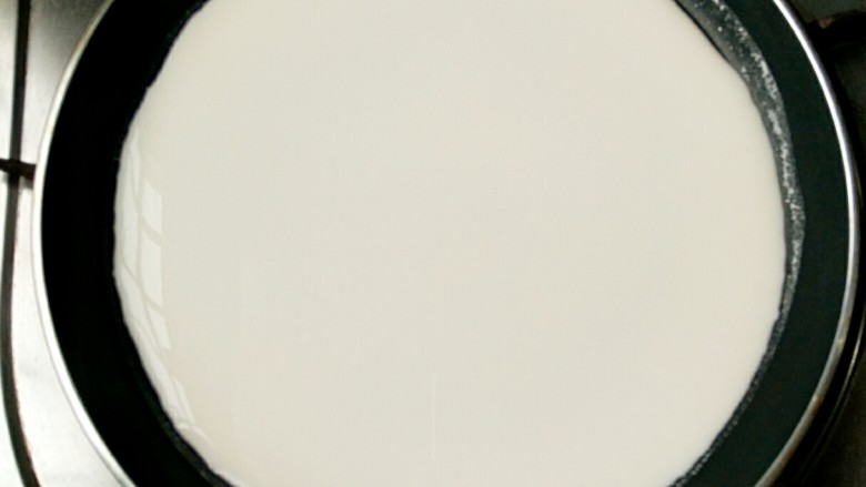 干拌烙面皮(不用洗面不用发酵,史上最简单),轻轻晃动锅子使粉糊均匀铺在锅中。
