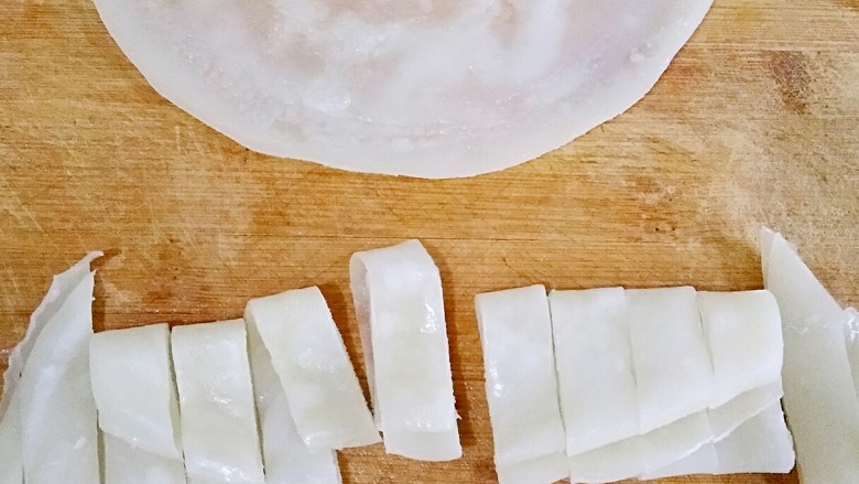 干拌烙面皮(不用洗面不用发酵,史上最简单),出锅后晾凉,对折叠起,切成自己喜欢的宽窄长条。