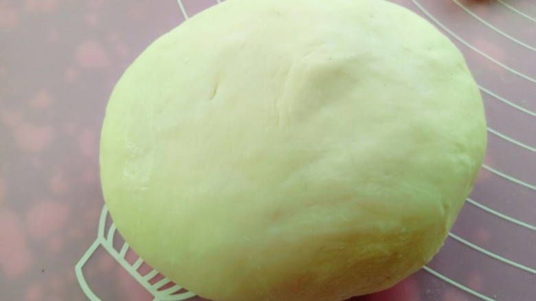 萌萌哒~云朵馒头,所有材料和成面团温暖处发至两倍大,发好后排气揉至光滑