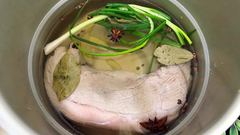 步步高升~蒜泥白肉青瓜卷,水量以刚刚没过白肉为佳