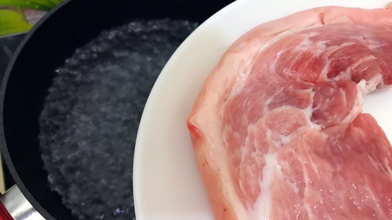 步步高升~蒜泥白肉青瓜卷,水煮开后放入猪肉